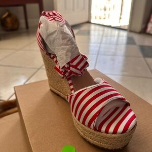 Size 7. Woman’s lace up platform heels